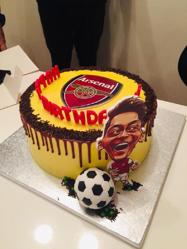 Attractive & tasty football themed cake