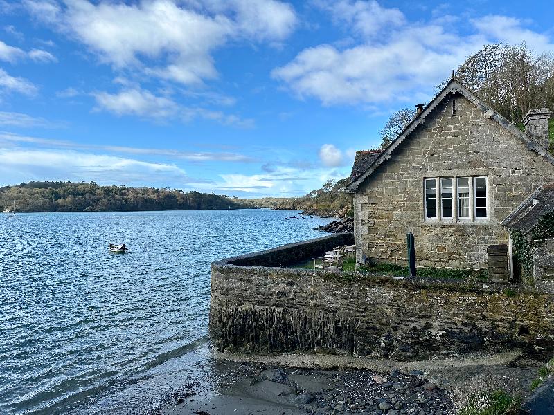 Beautiful Victorian waterfront cottage in pretty hamlet on Helford estuary