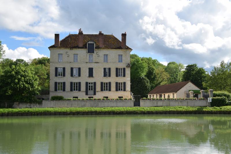 Magical time on the canals of Burgundy