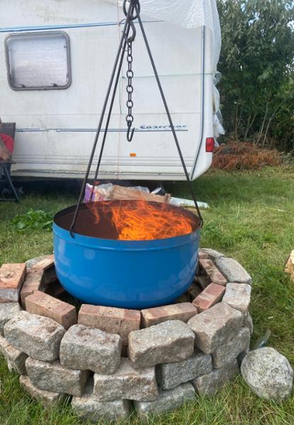 Open fire cooking tripod with hook