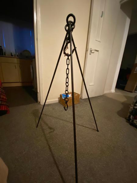 Open fire cooking tripod with hook