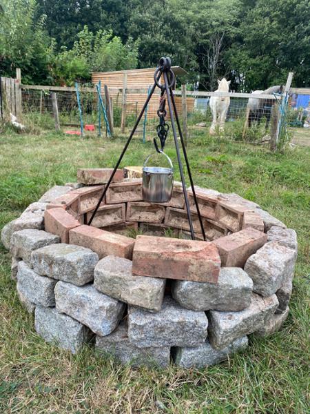 Open fire cooking tripod with hook