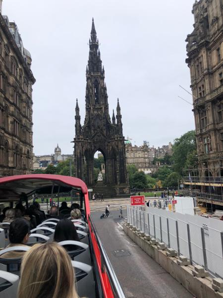 A great hop-on-hop-off  in Edinburgh to see the famous highlights.