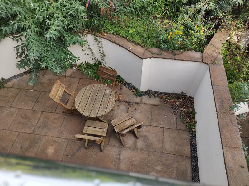 No hot water, Dirty patio with  overgrown garden .blocking beach veiw